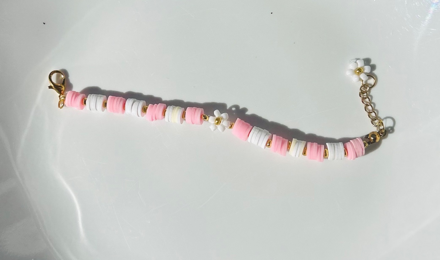 Clay bead flower bracelet – Pink and white