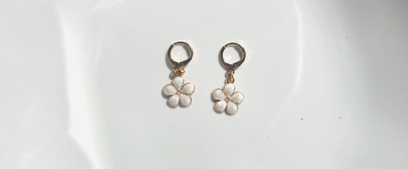 Charm flower earring – White
