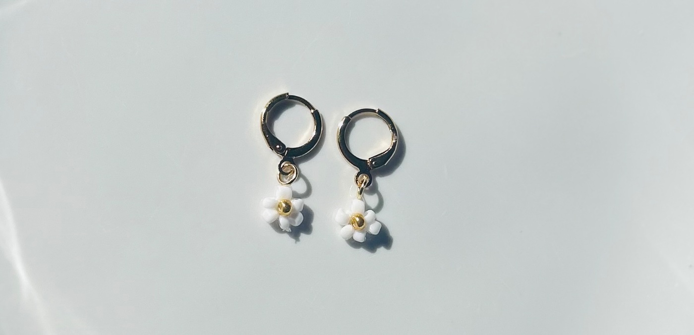 Flower earring – White